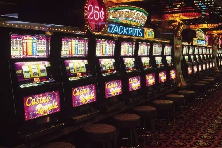 Antarmuka permainan Bingo di situs dewa dengan kartu digital dan tombol pengontrol